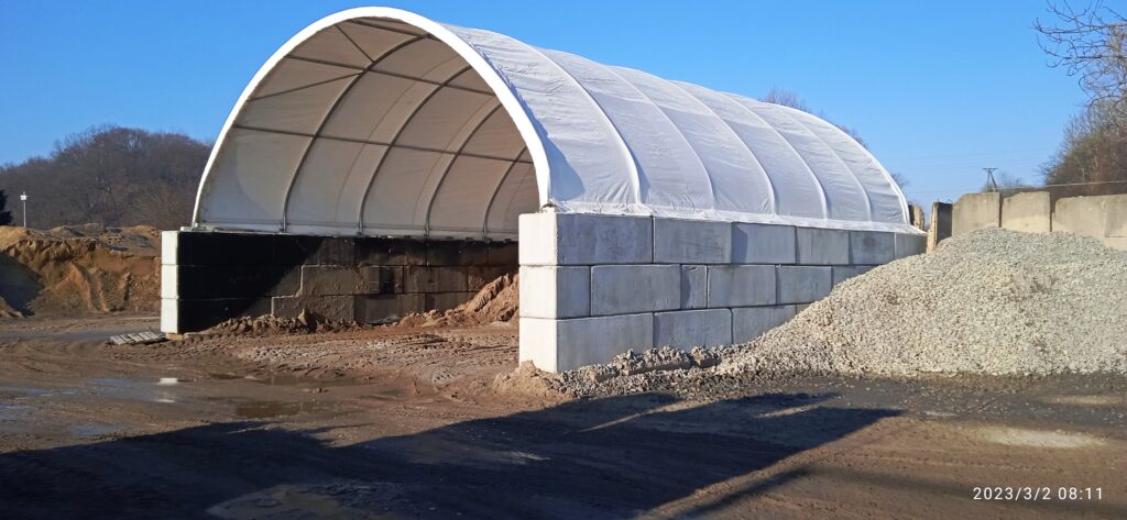 Střecha kontejneru na betonových blocích 10x12x3,6m